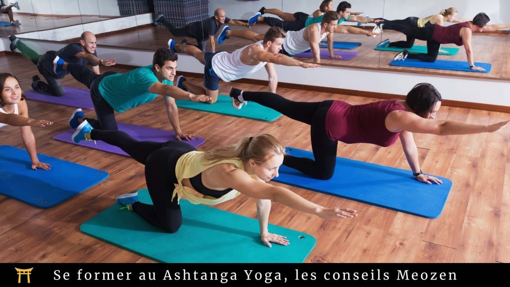 Image montrant un cours de yoga, accompagné de la phrase "Se former au Ashtanga Yoga, les conseils Meozen"