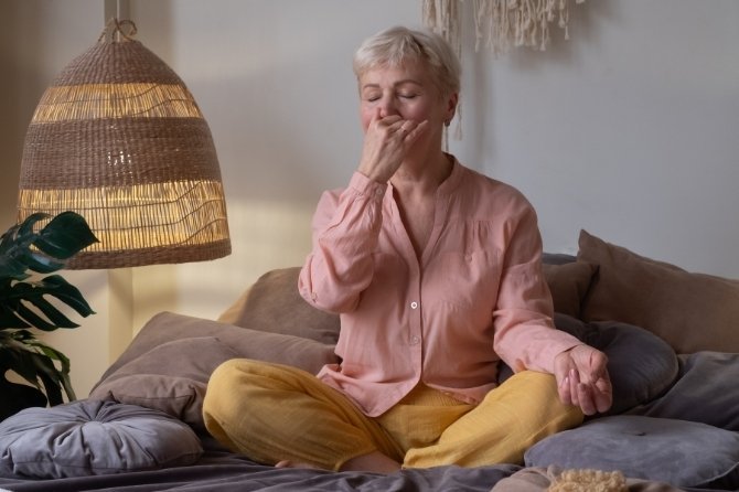 Femme effectuant le Nadi Shodhana Pranayama chez elle