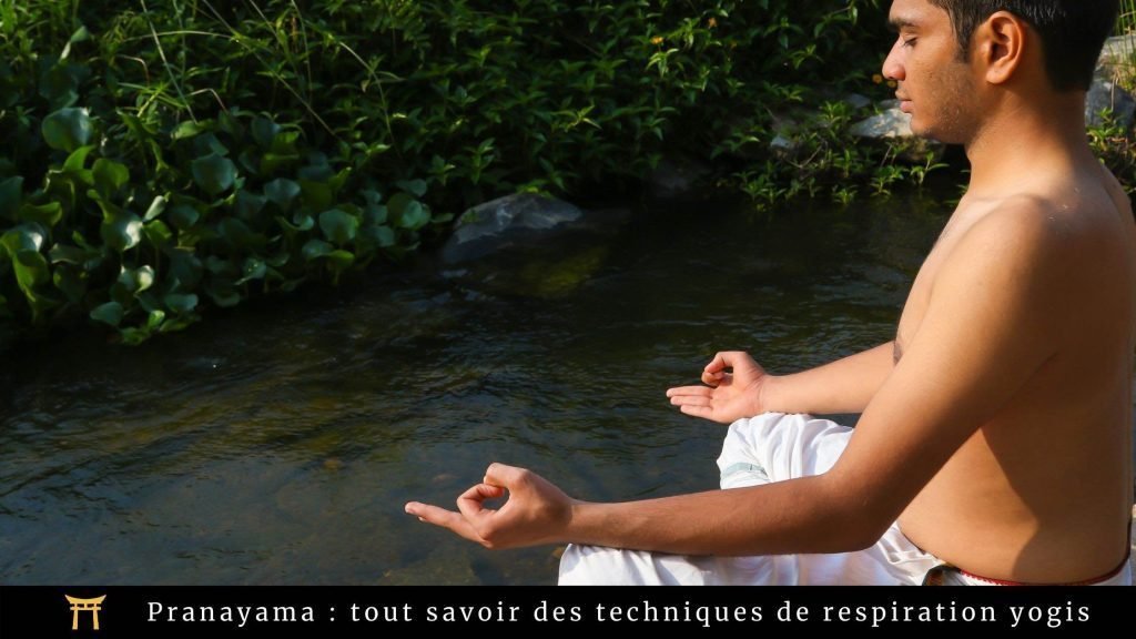Image montrant un homme effectuant un pranayama; assis en lotus et les doigts effectuants des mudras. En texte est indiqué : " Pranayama : tout savoir des techniques de respiration yogis"