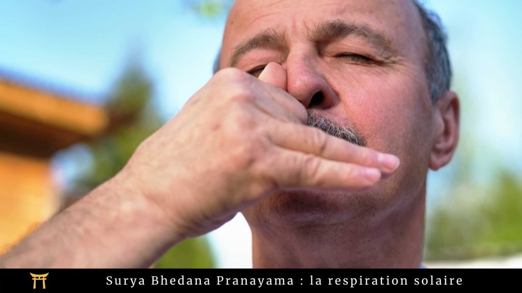 Image montrant un homme en train d'appuyer sur une de ses narine avec son pouce lors d'un pranayama Surya Bhedana. En dessous de l'image est écrit : "Surya Bhedana Pranayama : la respiration solaire"