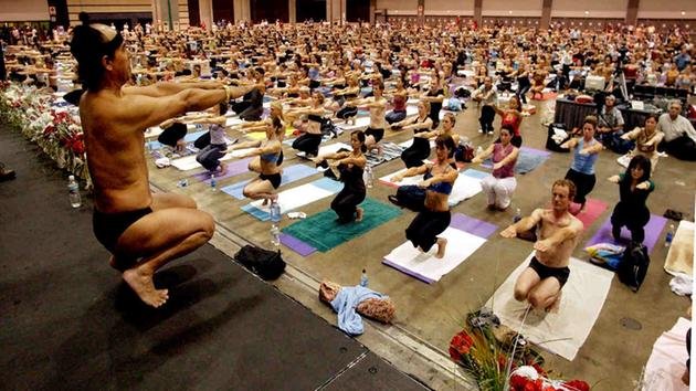 Photo prise au Los Angeles Convention Center en 2003 où Bikram Choudhury enseigne un cours de Bikram Yoga