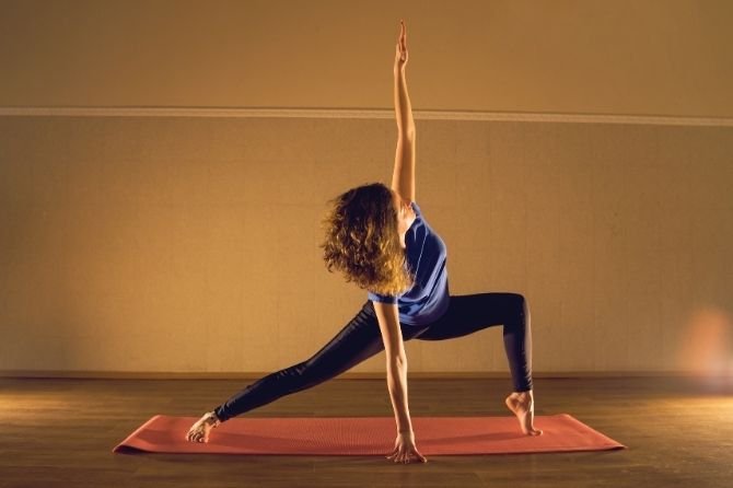 Yogi pratiquant le Vinyasa Yoga