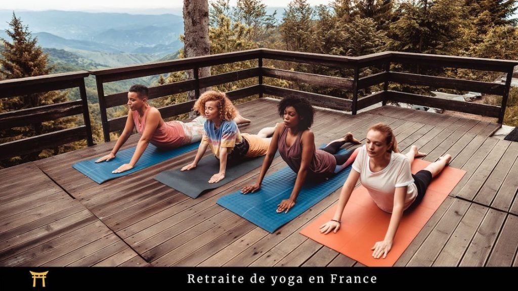 Groupe de personnes pratiquant le yoga à la montagne
