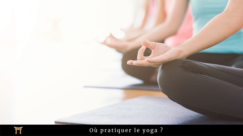 Image illustrant des femmes qui pratiquent le yoga accompagnée de la phrase « où pratiquer le yoga ? »