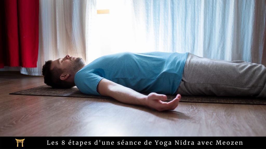 Yogi allongé en shavasanah (posture de yoga), lors d'une séance de Yoga Nidra, accompagné de la mention suivante : "Les 8 étapes d'une séance de Yoga Nidra avec Meozen"