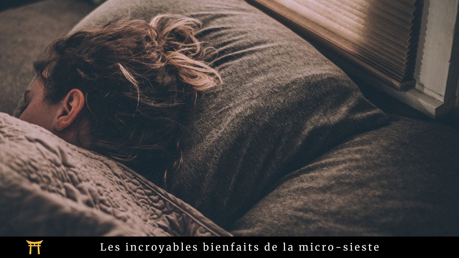 une femme qui fait la sieste, accompagné de la mention : "Les bienfaits incroyables de la micro-sieste"