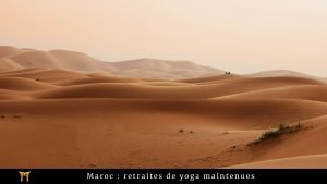 Des dunes désertiques dans le désert marocain, accompagné de la phrase : "Maroc : retraites de yoga maintenues"