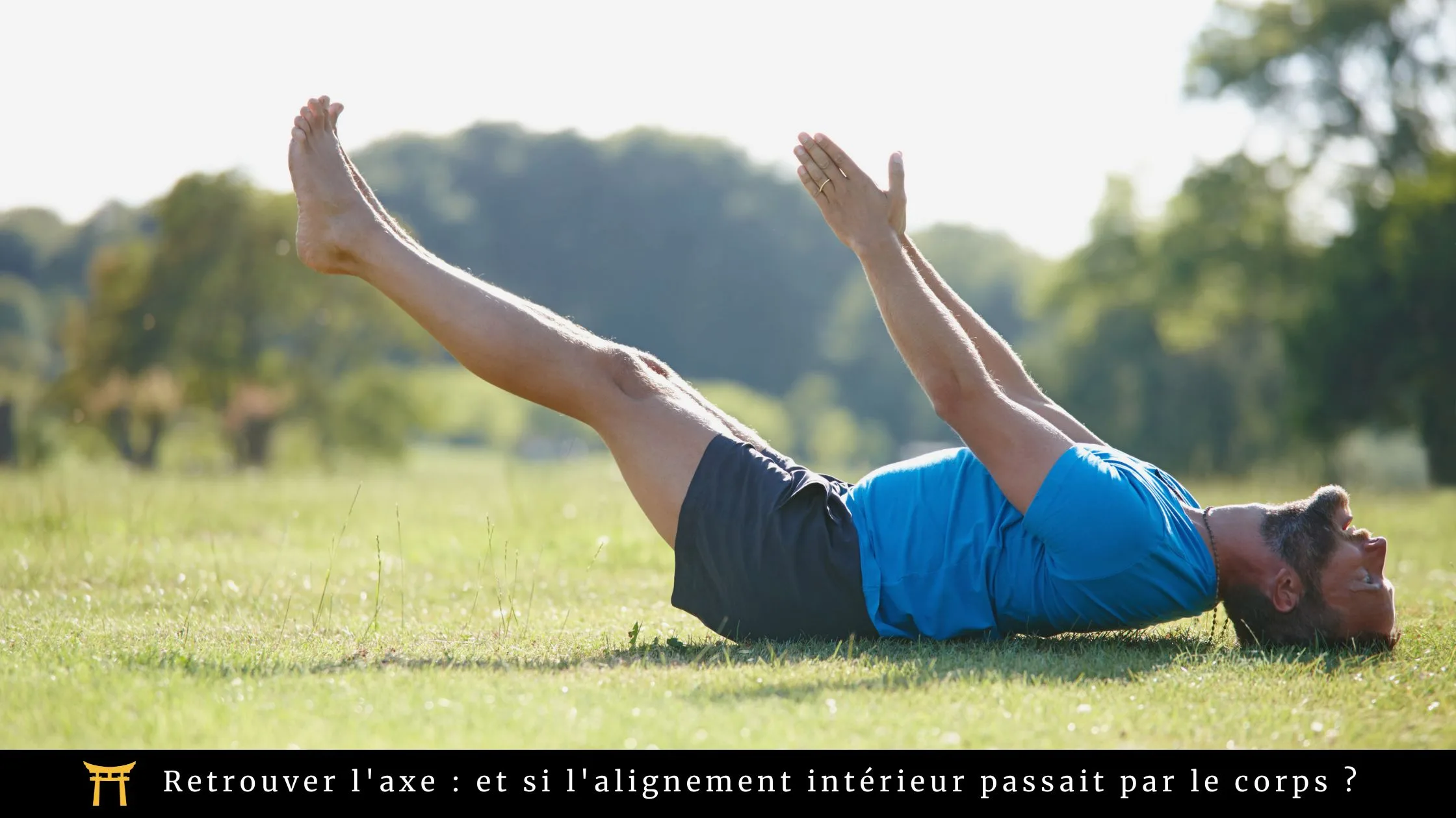 Un homme barbu est allongé sur le dos sur de l'herbe, les jambes levées et jointes, les bras levés avec les paumes face à face. Il porte une chemise bleue et un short. Un texte en français apparaît au bas de l'image.