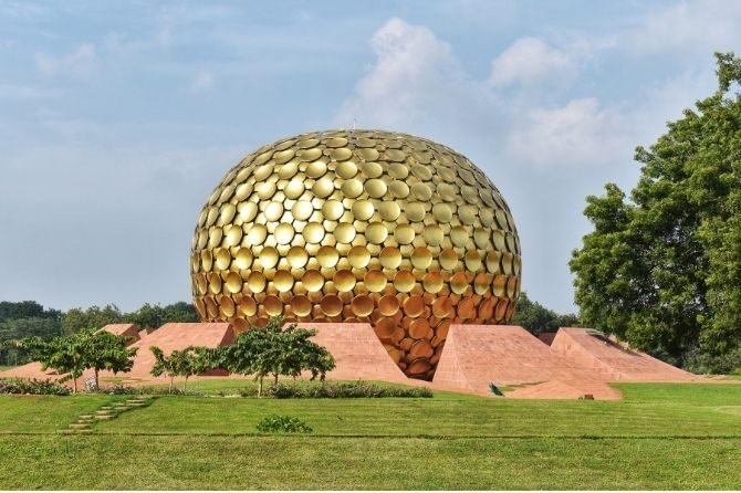 Monument de Matrimandir situé au centre d'Auroville